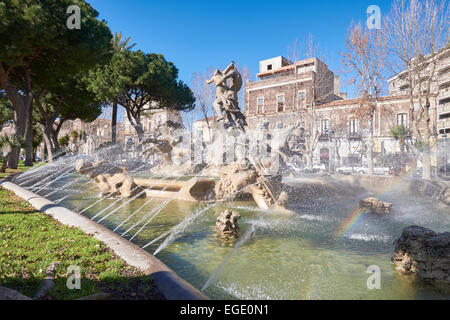 Decorative fontana barocca, scena di strada di Catania, Sicilia, Italia. Turismo italiano, viaggi e meta di vacanza. Foto Stock