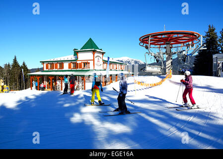 La funivia, sciatori e ristorante in Bukovel. È la più grande località sciistica in Ucraina Foto Stock