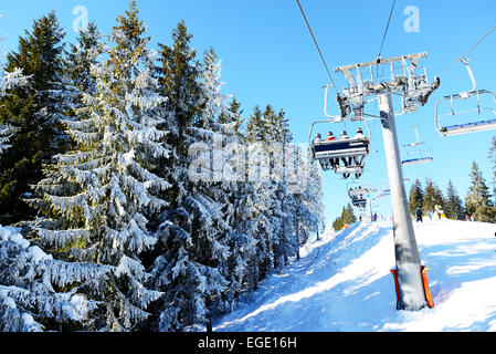 La funivia con turisti in Bukovel ski resort, Ucraina Foto Stock