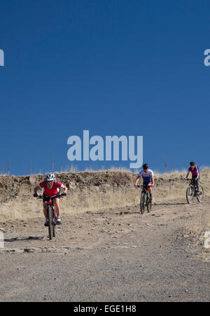 Golden, Colorado - Mountain bike piloti sul Nord Table Mountain, una mesa al di sopra di Denver che è designato un "spazio aperto". Foto Stock