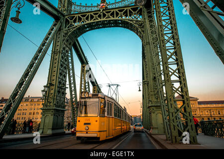 Il Ponte delle catene e il tram Foto Stock