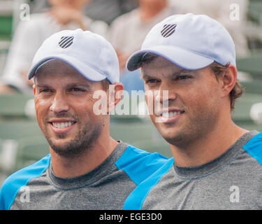 Delray Beach, Florida, USA. Il 21 febbraio, 2015. MIKE BRYAN (sinistra) e Bob BRYAN, Bryan fratelli, ha difeso con successo il loro Delray Beach raddoppia il titolo, guadagnando il 104th della loro carriera. Il duo ha sconfitto RAVEN KLAASEN del Sud Africa e Leander Paes dell India in un appassionante spareggio 6-3, 3-6, 10-6, nel Delray Beach Tennis Stadium. È stato il loro primo titolo della stagione e il loro quarto in Delray Beach. © Arnold Drapkin/ZUMA filo/Alamy Live News Foto Stock