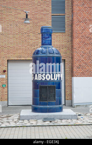 Ahu, sud della Svezia - Giugno 28, 2014: Esterno e decor grande bottiglia dalla fabbrica di produzione famosa in tutto il mondo, vodka "Absolut' in giugno Foto Stock