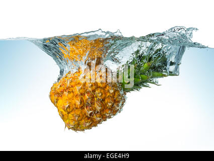 Gli spruzzi di ananas in acqua Foto Stock