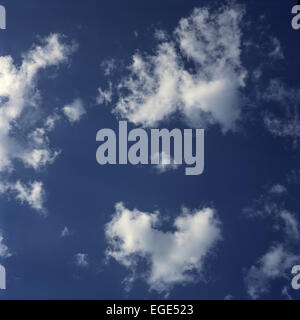 cielo blu con nuvole soffici Foto Stock