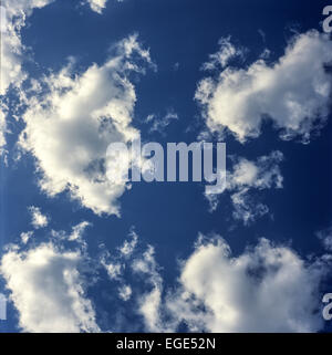cielo blu con nuvole cielo blu Foto Stock