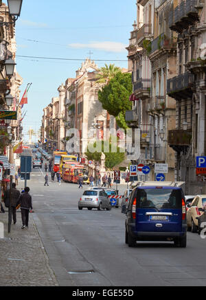 Scena di strada di Catania, Sicilia, Italia. Turismo italiano, viaggi e meta di vacanza. Foto Stock