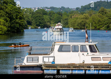 Motor Yacht sul fiume Ruhr, Essen, Germania Foto Stock