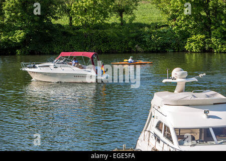 Motor Yacht sul fiume Ruhr, Essen, Germania Foto Stock