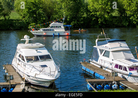 Motor Yacht sul fiume Ruhr, Essen, Germania Foto Stock