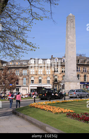 Monumento ai Caduti in guerra contro un limpido cielo di primavera / Harrogate / North Yorkshire / Regno Unito Foto Stock