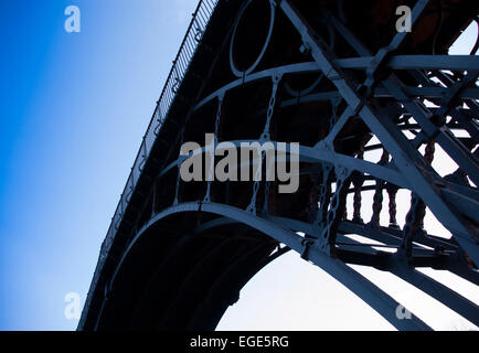 Shropshires Historic Iron Bridge al tramonto girato da sotto. Attraversa il fiume Severn tra Coalbrookdale e Jackfield Foto Stock