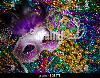 Un veneziano, Mardi Gras mascherare o camuffare su sfondo scuro Foto Stock