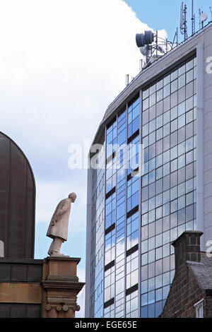 Statua (sul tetto Victoria Shopping Centre) e varia architettura contro vicino al cielo senza nuvole / Harrogate / North Yorkshire / Regno Unito Foto Stock