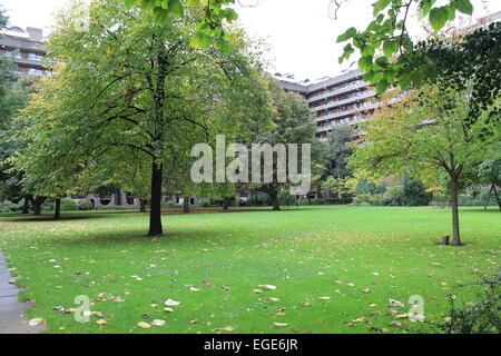 London, Regno United. 26 Ottobre 2014 - piccolo parco comunale per Barbican residente è situato nella città di londra.w Foto Stock