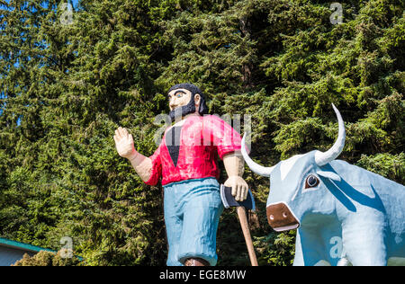 Paul Bunyan e Babe il bue blu statue. Alberi di mistero, di Klamath, California, Stati Uniti. Foto Stock