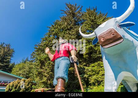 Paul Bunyan e Babe il bue blu statue. Alberi di mistero, di Klamath, California, Stati Uniti. Foto Stock