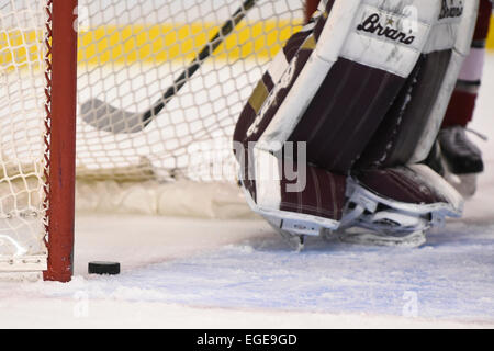 Boston, Massachusetts, USA. Il 23 febbraio, 2015. Il puck si siede sulla linea del traguardo accanto al Boston College Eagles goaltender Thatcher Demko (30) come funzionari rivedere la chiamata sul ghiaccio durante il gioco di consolazione del torneo Beanpot, un NCAA hockey gioco tra il Boston College Eagles e la Harvard Crimson tenutosi a TD Garden di Boston Massachusetts. Il Boston College ha sconfitto la Harvard University 3-2 in ore di lavoro straordinario. Eric Canha/CSM/Alamy Live News Foto Stock