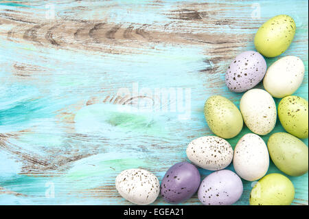 Color pastello le uova di pasqua su sfondo di legno. Nostalgica in stile retrò foto Foto Stock