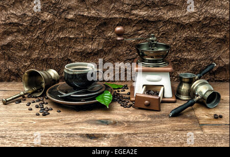 Nostalgica vita ancora con la tazza di caffè e accessori antichi. In stile vintage tonica immagine Foto Stock