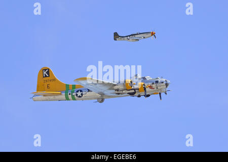 Durante la Seconda Guerra Mondiale B-17 Flying Fortress e P Mustang escort battenti a 2014 Chino Air Show Foto Stock