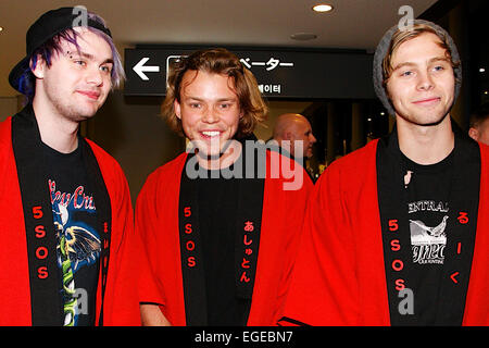 (L a R) Michael Clifford, Ashton Irwin, Luca Hemmings, 22 febbraio 2015, Tokyo, Giappone : (L a R) Michael Clifford, Ashton Irwin e Luca Hemmings dei 5 secondi di estate (5SOS) arrivano all'Aeroporto Internazionale Narita il 22 febbraio 2015, Chiba, Giappone. Circa 200 tifosi giunti all'aeroporto di avvicinarsi ai loro idoli. 5SOS è in Giappone per la prima volta per aprire quattro spettacoli su una direzione di nuovo in strada Tour, e anche a titolo proprio sold out mostra il 25 febbraio. © Rodrigo Reyes Marin/AFLO/Alamy Live News Foto Stock