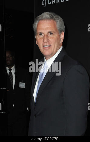 LOS ANGELES, CA - Febbraio 13, 2014: dal congressista Kevin McCarthy, frusta di maggioranza della Camera dei rappresentanti degli Stati Uniti, alla stagione due premiere di Netflix serie "Casa delle Carte' al Directors Guild Theatre. Foto Stock