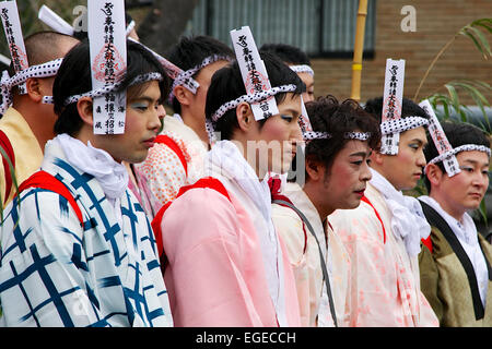 I partecipanti vestiti nelle donne il kimono e indossa trucco frequentare la Ikazuchi no Daihannya festival il 22 febbraio 2015 a Tokyo, Giappone. Volontari Festival di portare i contenitori 6 dal tempio Shinzoin intorno al quartiere di scacciare gli spiriti maligni. Il festival origini sono incerte; una leggenda narra di un'era di Edo Sacerdote del Tempio Shinzoin la visita di casa in casa per scacciare gli spiriti maligni quando il colera è stata diffusa in Tokyo, e un'altra leggenda descrive un uomo vestito di una donna kimono per allontanare gli spiriti mali da sua sorella che soffriva di tubercolosi. (Foto di Rodrigo Reyes Foto Stock