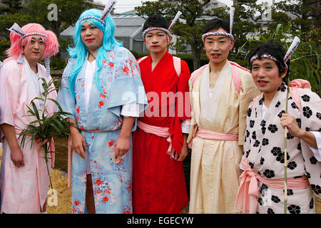 I partecipanti vestiti nelle donne il kimono e indossa trucco posano per una foto durante la Ikazuchi no Daihannya festival il 22 febbraio 2015 a Tokyo, Giappone. Volontari Festival di portare i contenitori 6 dal tempio Shinzoin intorno al quartiere di scacciare gli spiriti maligni. Il festival origini sono incerte; una leggenda narra di un'era di Edo Sacerdote del Tempio Shinzoin la visita di casa in casa per scacciare gli spiriti maligni quando il colera è stata diffusa in Tokyo, e un'altra leggenda descrive un uomo vestito di una donna kimono per allontanare gli spiriti mali da sua sorella che soffriva di tubercolosi. ( Foto Stock