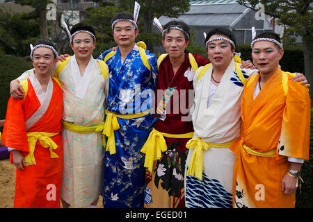 I partecipanti vestiti nelle donne il kimono e indossa trucco posano per una foto durante la Ikazuchi no Daihannya festival il 22 febbraio 2015 a Tokyo, Giappone. Volontari Festival di portare i contenitori 6 dal tempio Shinzoin intorno al quartiere di scacciare gli spiriti maligni. Il festival origini sono incerte; una leggenda narra di un'era di Edo Sacerdote del Tempio Shinzoin la visita di casa in casa per scacciare gli spiriti maligni quando il colera è stata diffusa in Tokyo, e un'altra leggenda descrive un uomo vestito di una donna kimono per allontanare gli spiriti mali da sua sorella che soffriva di tubercolosi. ( Foto Stock