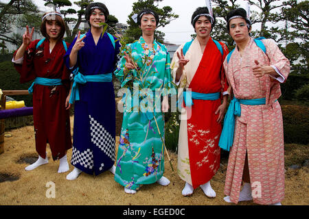 I partecipanti vestiti nelle donne il kimono e indossa trucco posano per una foto durante la Ikazuchi no Daihannya festival il 22 febbraio 2015 a Tokyo, Giappone. Volontari Festival di portare i contenitori 6 dal tempio Shinzoin intorno al quartiere di scacciare gli spiriti maligni. Il festival origini sono incerte; una leggenda narra di un'era di Edo Sacerdote del Tempio Shinzoin la visita di casa in casa per scacciare gli spiriti maligni quando il colera è stata diffusa in Tokyo, e un'altra leggenda descrive un uomo vestito di una donna kimono per allontanare gli spiriti mali da sua sorella che soffriva di tubercolosi. ( Foto Stock