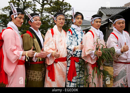 I partecipanti vestiti nelle donne il kimono e indossa trucco posano per una foto durante la Ikazuchi no Daihannya festival il 22 febbraio 2015 a Tokyo, Giappone. Volontari Festival di portare i contenitori 6 dal tempio Shinzoin intorno al quartiere di scacciare gli spiriti maligni. Il festival origini sono incerte; una leggenda narra di un'era di Edo Sacerdote del Tempio Shinzoin la visita di casa in casa per scacciare gli spiriti maligni quando il colera è stata diffusa in Tokyo, e un'altra leggenda descrive un uomo vestito di una donna kimono per allontanare gli spiriti mali da sua sorella che soffriva di tubercolosi. ( Foto Stock