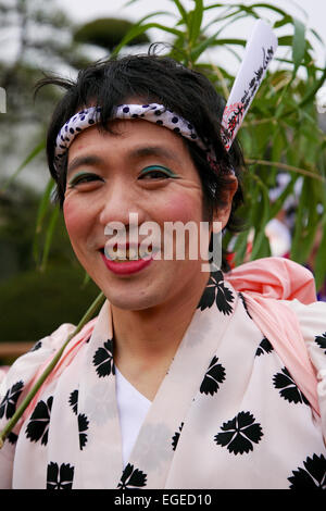 Un uomo vestito con una donna kimono e indossando il trucco in posa per una fotografia durante la Ikazuchi no Daihannya festival il 22 febbraio 2015 a Tokyo, Giappone. Volontari Festival di portare i contenitori 6 dal tempio Shinzoin intorno al quartiere di scacciare gli spiriti maligni. Il festival origini sono incerte; una leggenda narra di un'era di Edo Sacerdote del Tempio Shinzoin la visita di casa in casa per scacciare gli spiriti maligni quando il colera è stata diffusa in Tokyo, e un'altra leggenda descrive un uomo vestito di una donna kimono per allontanare gli spiriti mali da sua sorella che soffriva di tubercolosi. (Foto Foto Stock