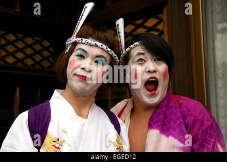 I partecipanti vestiti nelle donne il kimono e indossa trucco posano per una foto durante la Ikazuchi no Daihannya festival il 22 febbraio 2015 a Tokyo, Giappone. Volontari Festival di portare i contenitori 6 dal tempio Shinzoin intorno al quartiere di scacciare gli spiriti maligni. Il festival origini sono incerte; una leggenda narra di un'era di Edo Sacerdote del Tempio Shinzoin la visita di casa in casa per scacciare gli spiriti maligni quando il colera è stata diffusa in Tokyo, e un'altra leggenda descrive un uomo vestito di una donna kimono per allontanare gli spiriti mali da sua sorella che soffriva di tubercolosi. ( Foto Stock