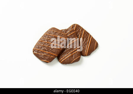 Sottile i biscotti al burro ricoperto di cioccolato fondente Foto Stock