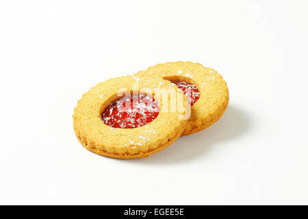 Biscotti Frollini riempito con ribes rosso preservare chiamato Linzer occhi Foto Stock