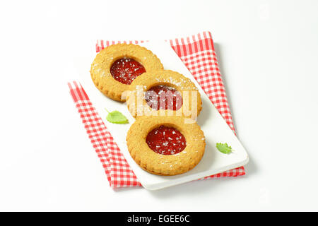 Round Linzer cookie riempito con lampone preservare Foto Stock