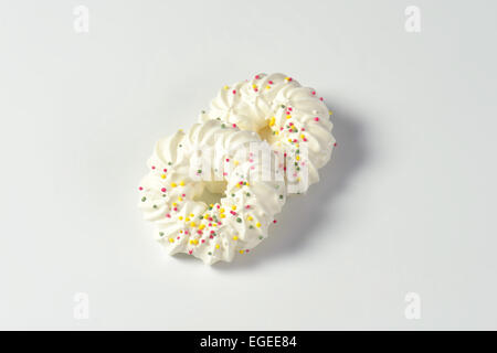 Due corona a forma di cookie di meringa condito con un pizzico Foto Stock