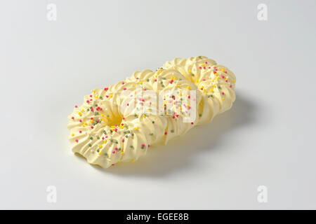 Corona a forma di cookie di meringa condito con un pizzico Foto Stock