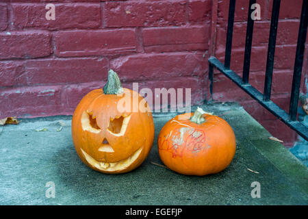 2 zucche sul pavimento durante il periodo di Halloween Foto Stock