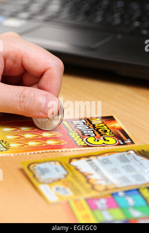 Coquitlam BC Canada - 15 Giugno 2014 : Donna di graffiare i biglietti della lotteria. La British Columbia Lottery Corporation ha fornito vai Foto Stock