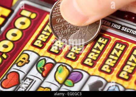 Coquitlam BC Canada - Febbraio 05, 2015 : Donna di graffiare i biglietti della lotteria. La British Columbia Lottery Corporation ha fornire Foto Stock