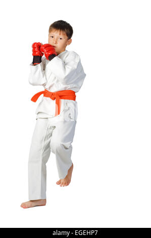 Ragazzo giovane aikido fighter in kimono bianco che mostra le arti marziali isolato su bianco Foto Stock