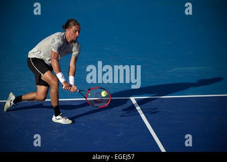 Acapulco, Messico. Il 23 febbraio, 2015. Per l'Ucraina Alexandre Dolgopolov restituisce la sfera durante l'uomo singola partita contro Australia Sam Groth al Abierto Mexicano Telcel torneo di tennis in Acapulco, Guerrero, Messico, dal 23 febbraio, 2015. Dolgopolov ha vinto 2-1. Credito: Alejandro Ayala/Xinhua/Alamy Live News Foto Stock