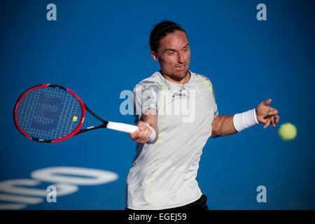 Acapulco, Messico. Il 23 febbraio, 2015. Per l'Ucraina Alexandre Dolgopolov restituisce la sfera durante l'uomo singola partita contro Australia Sam Groth al Abierto Mexicano Telcel torneo di tennis in Acapulco, Guerrero, Messico, dal 23 febbraio, 2015. Dolgopolov ha vinto 2-1. Credito: Alejandro Ayala/Xinhua/Alamy Live News Foto Stock