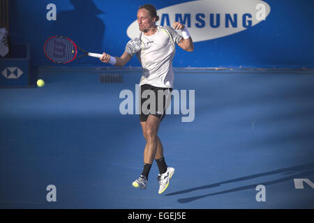 Acapulco, Messico. Il 23 febbraio, 2015. Per l'Ucraina Alexandre Dolgopolov restituisce la sfera durante l'uomo singola partita contro Australia Sam Groth al Abierto Mexicano Telcel torneo di tennis in Acapulco, Guerrero, Messico, dal 23 febbraio, 2015. Dolgopolov ha vinto 2-1. Credito: Alejandro Ayala/Xinhua/Alamy Live News Foto Stock