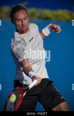 Acapulco, Messico. Il 23 febbraio, 2015. Per l'Ucraina Alexandre Dolgopolov restituisce la sfera durante l'uomo singola partita contro Australia Sam Groth al Abierto Mexicano Telcel torneo di tennis in Acapulco, Guerrero, Messico, dal 23 febbraio, 2015. Dolgopolov ha vinto 2-1. Credito: Alejandro Ayala/Xinhua/Alamy Live News Foto Stock