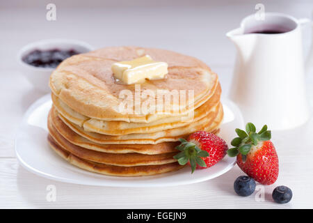 Deliziosi dolci frittelle americane su una piastra con frutta fresca Foto Stock