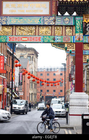 Uomo cinese in sella alla sua moto sotto il tempio in China town Foto Stock