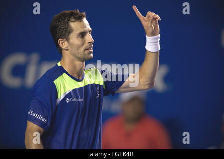 Acapulco, Messico. Il 23 febbraio, 2015. Il colombiano Santiago Giraldo reagisce durante l'uomo singolo match contro Austin Krajicek degli USA a Abierto Mexicano Telcel torneo di tennis in Acapulco, Guerrero, Messico, dal 23 febbraio, 2015. Giraldo ha vinto 2-0. Credito: Alejandro Ayala/Xinhua/Alamy Live News Foto Stock